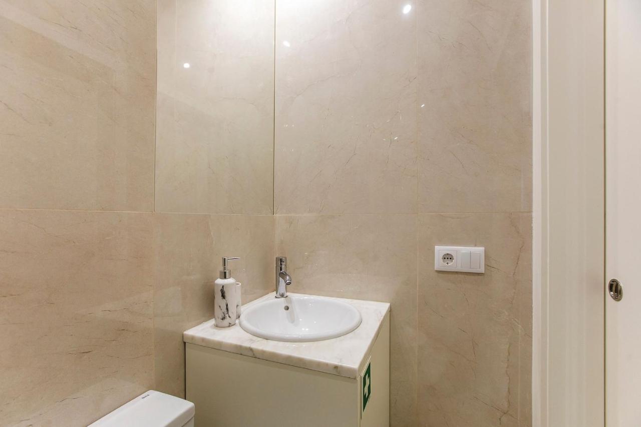 Lovelystay - Cozy 1Br In Santa Catarina W/ Balcony Porto Bagian luar foto